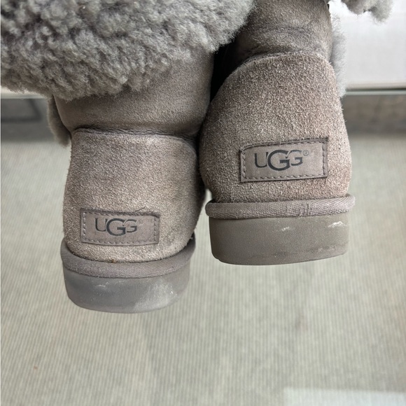 ***SOLD** Ugg Bailey button and Tan Uggs - Picture 8 of 8